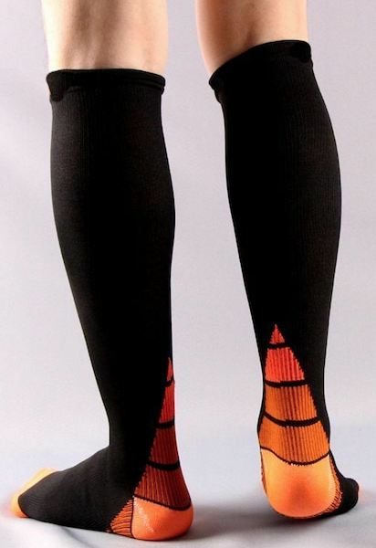 Man wearing a pair of men's compression socks/support socks of 20-30 mmHg