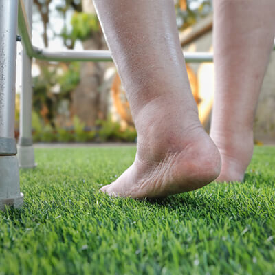 The use of compression stockings by patients with dermatitis might be risky.