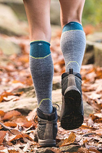 girl hiking with compression after traveling