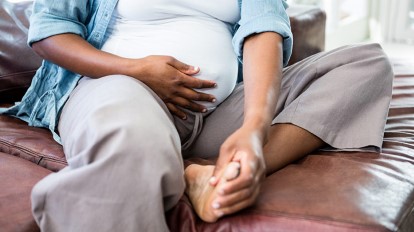 pregnant woman swollen feet